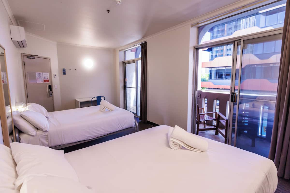 Kahden hengen huone, parveke (Plus One, Shared Bathroom) | Pimennysverhot, ilmainen Wi-Fi, vuodevaatteet