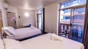 Dobbeltrom, balkong (Plus One, Shared Bathroom) | Blendingsgardiner, wi-fi (inkludert) og sengetøy