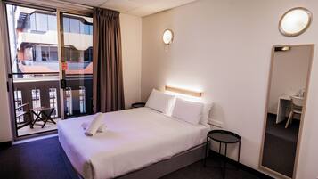 Queen Ensuite Balcony | Blackout curtains, free WiFi, bed sheets