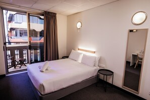 Queen Ensuite Balcony | Blackout drapes, free WiFi, bed sheets - YHA Adelaide Central (Adelaide)
