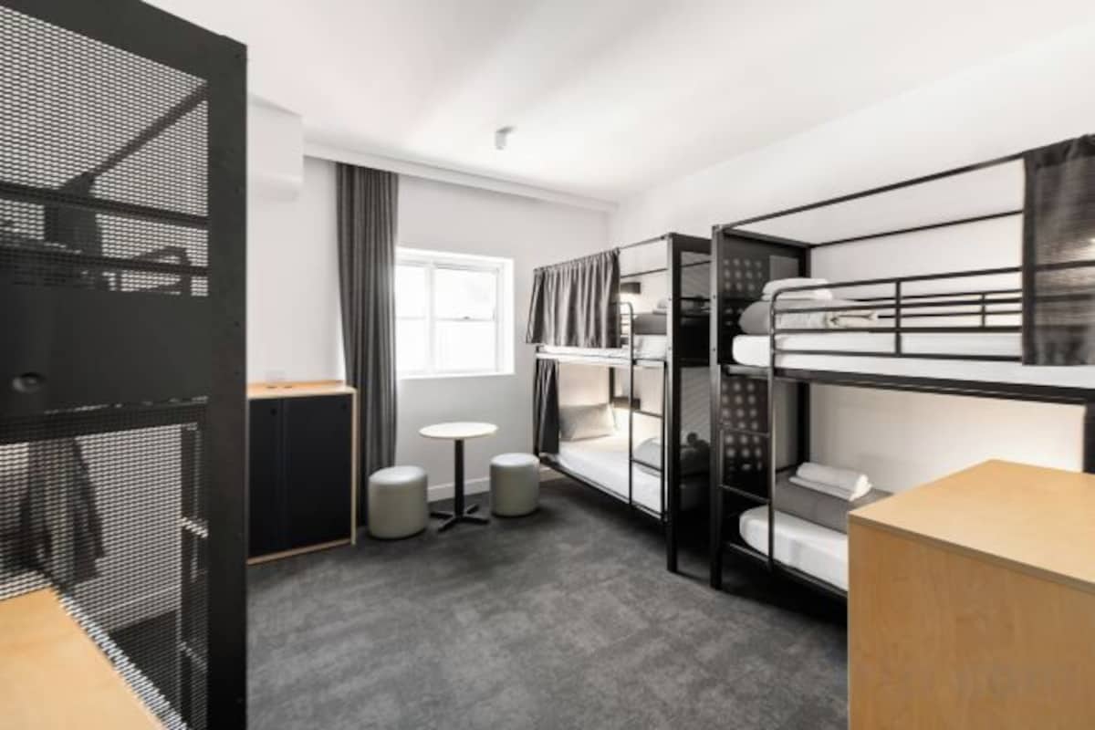 Bed in 6-Bed Male Dormitory with Shared Bathroom (Male Only)
