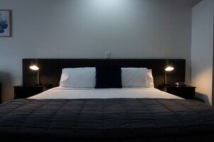 Ropa de cama de alta calidad y espacio para trabajar con laptop