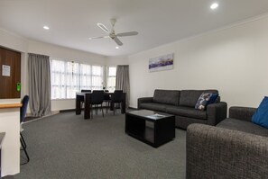 Rom – superior, ikke-røyk, kjøkken (Two Bedroom Apartment) | Sengetøy av topp kvalitet, skrivebord for bærbar PC og blendingsgardiner