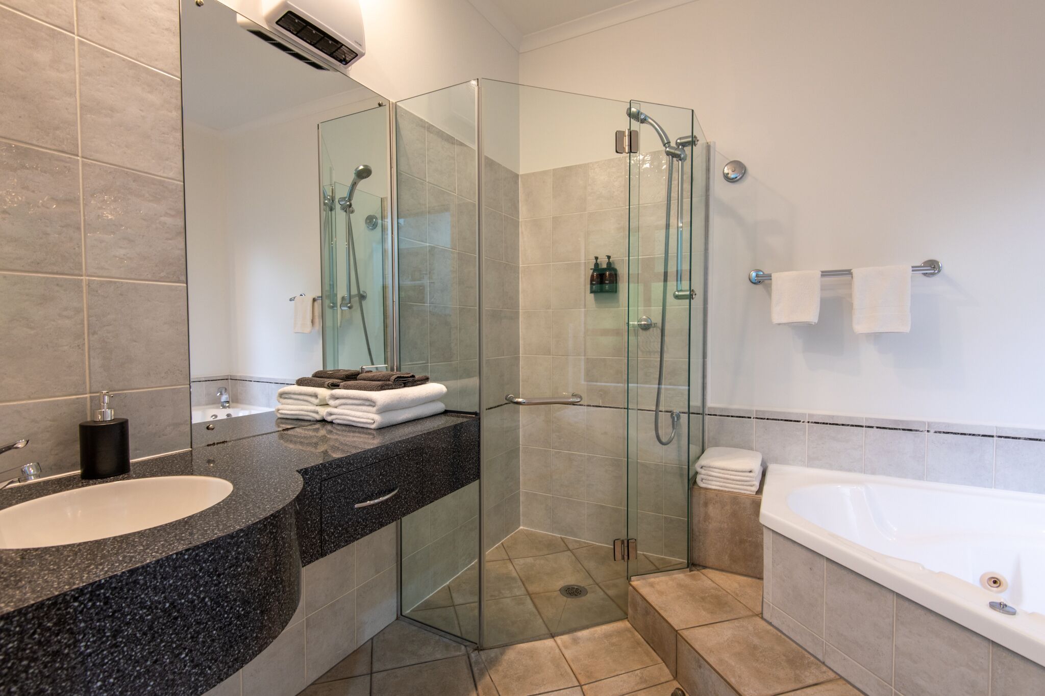 Separate bathtub and shower, jetted bath, free toiletries, hair dryer