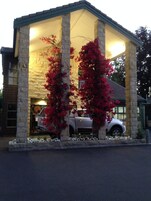 Fachada de la propiedad por la tarde o noche