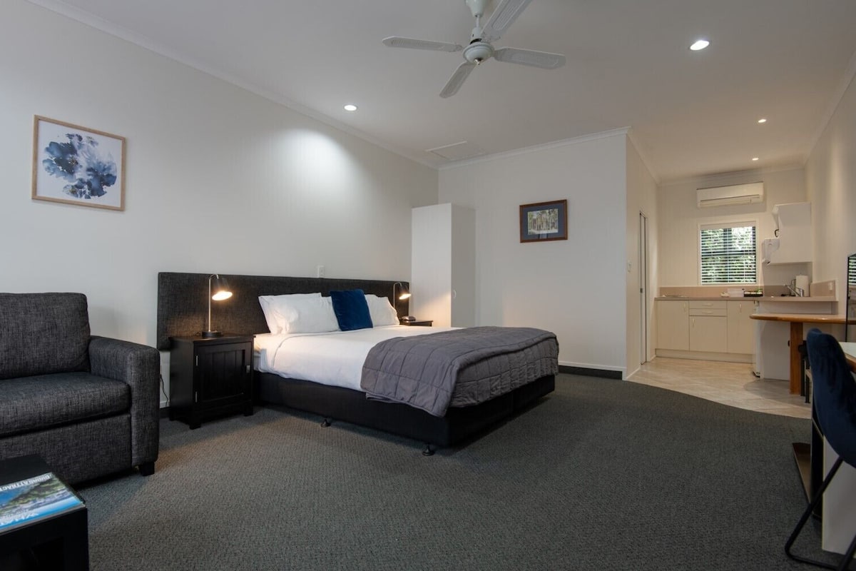 Superior Studio, Non Smoking, Kitchen (Studio) | 1 bedroom, premium bedding, laptop workspace, blackout drapes