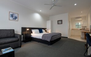 Superior Studio, Non Smoking, Kitchen (Studio) | Premium bedding, laptop workspace, blackout drapes, free WiFi - Cambridge Mews (Cambridge)
