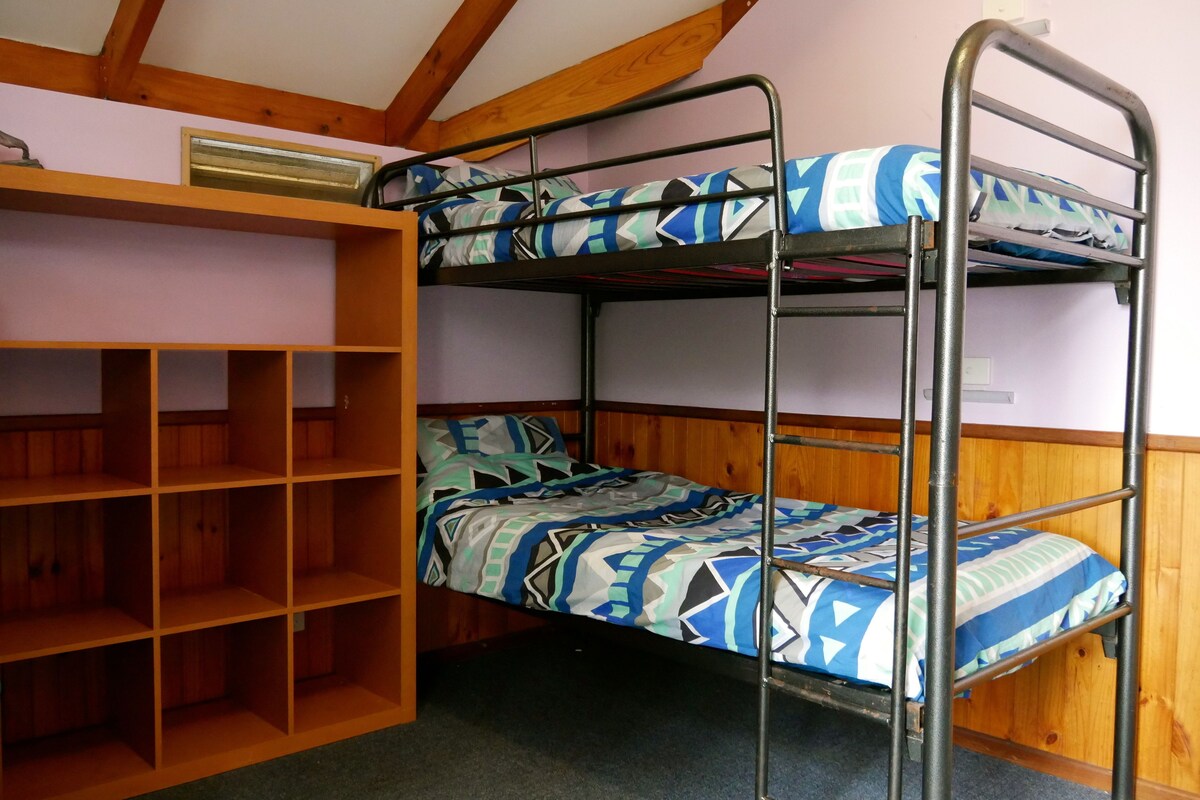 스탠다드 공용 도미토리, 금연, 공용 욕실 (6 Share Dormitory) | 객실 내 금고, 침대 시트