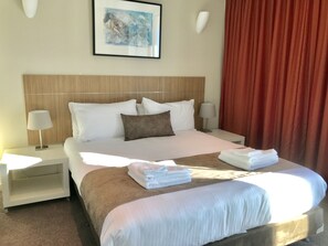 Departamento ejecutivo, 2 habitaciones, hidromasaje | Baño | Regadera, secadora de cabello, toallas 