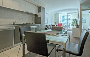 Leilighet – deluxe, 2 soverom | Oppholdsområde | Flatskjerm-TV og DVD-spiller