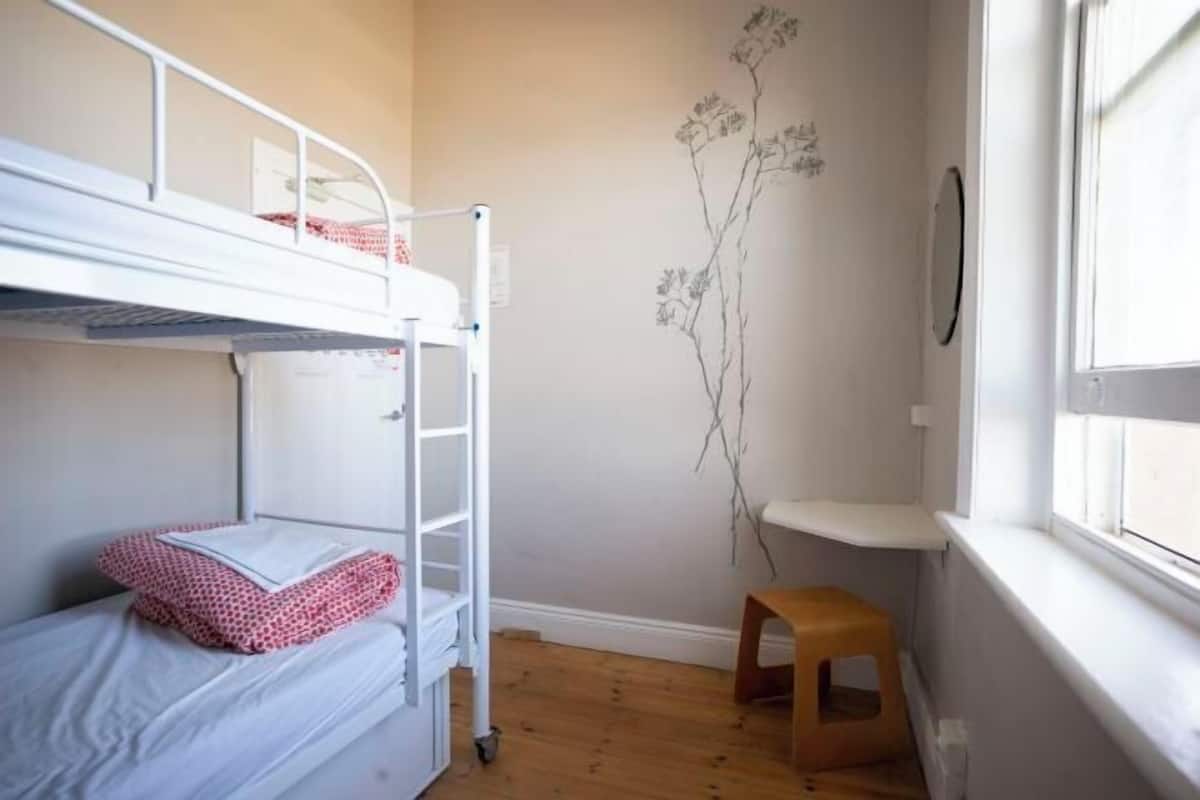 1 chambre, fer et planche Ă repasser, Wi-Fi gratuit, draps fournis