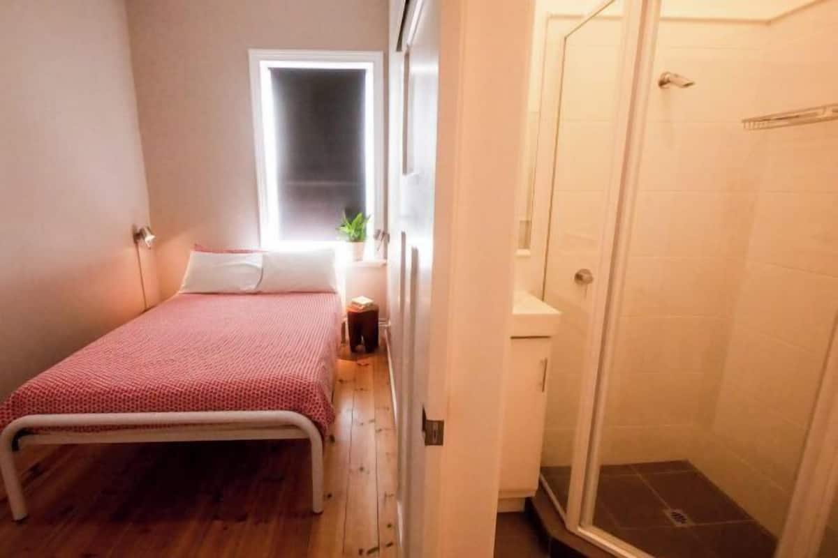 1 chambre, fer et planche Ă repasser, Wi-Fi gratuit, draps fournis