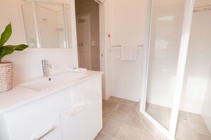 Habitación doble, baño en la habitación | Baño | Secadora de cabello 