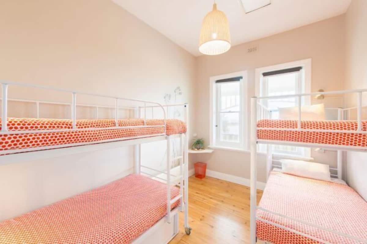 1 chambre, fer et planche Ă repasser, Wi-Fi gratuit, draps fournis