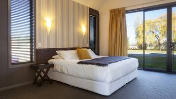 Premium Studio Suite, 1 King Bed | Premium bedding, iron/ironing board, free WiFi, bed sheets