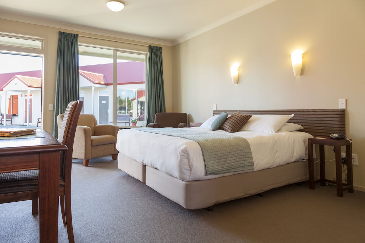 Standard Room, Non Smoking, Kitchenette (Studio unit) | Premium bedding, iron/ironing board, free WiFi, bed sheets