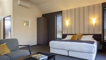 Premium Studio Suite, 1 King Bed | Premium bedding, iron/ironing board, free WiFi, bed sheets
