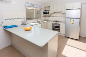 Condo (Waterfront Condo) | Bếp riêng | Tủ lạnh, lò vi sóng, bếp nấu, dụng cụ pha cà phê/trà 