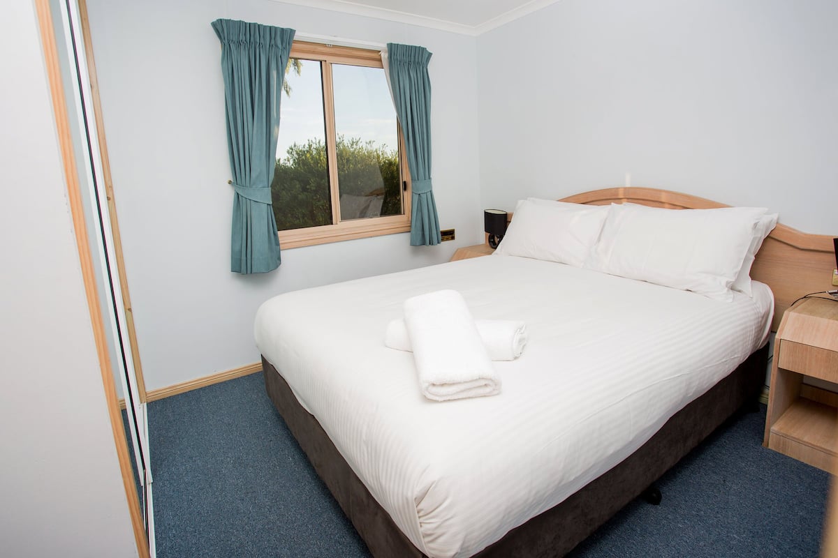 Holiday Ocean Spa | Desk, iron/ironing board, free WiFi, bed sheets