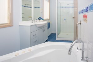 Habitació | Bany | Dutxa, articles de tocador gratuïts, assecador de cabells i tovalloles 