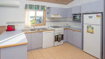 Kamar Superior | Dapur pribadi | Lemari es besar, microwave, kompor, dan mesin pembuat kopi/teh