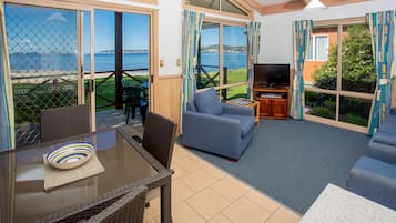 Kamar | Area keluarga | TV layar datar, pemutar DVD, dan meja tenis meja