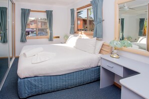 Desk, iron/ironing board, free WiFi, bed sheets - BIG4 Batemans Bay At Easts Riverside Holiday Park (North Batemans Bay)