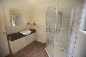 Paddy's Flat | Bathroom | Shower, free toiletries, hair dryer, bathrobes - The Shingles Riverside Cottages (New Norfolk)