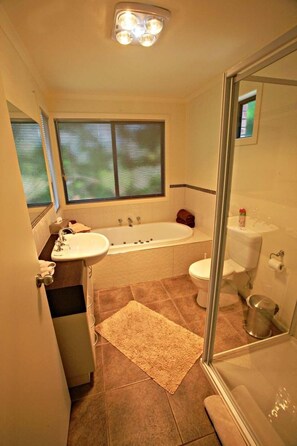 Casa de campo (The Birches Cottage) | Baño | Regadera, amenidades de baño gratuitas, secadora de cabello, batas 
