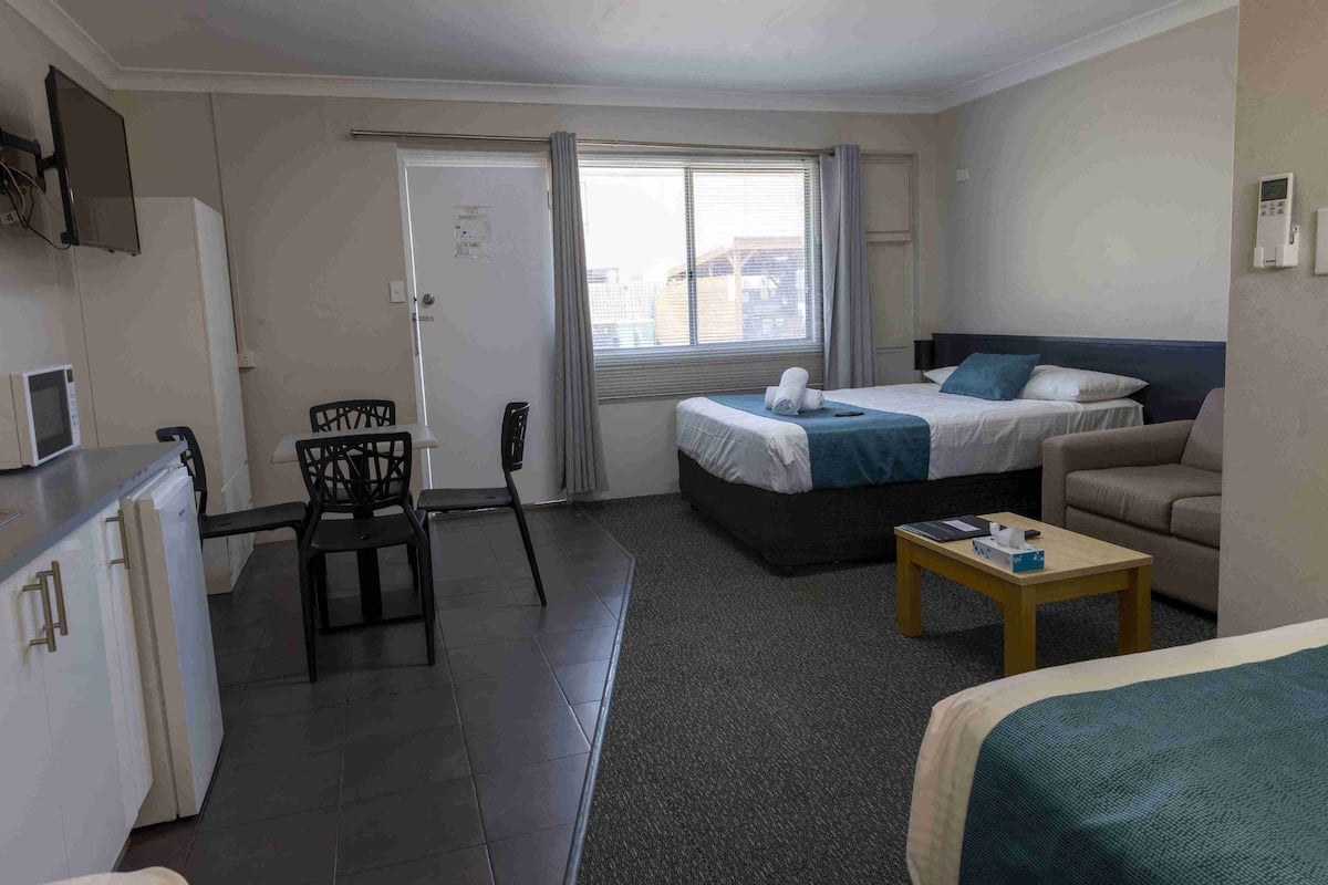 Family Room | Iron/ironing board, WiFi (free), bed sheets