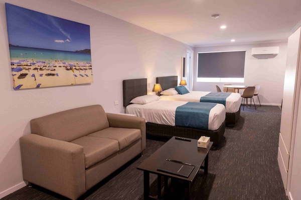 Deluxe Triple Room | Iron/ironing board, WiFi (free), bed sheets
