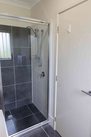 Executive Suite | Bathroom | Shower, free toiletries, hair dryer, towels