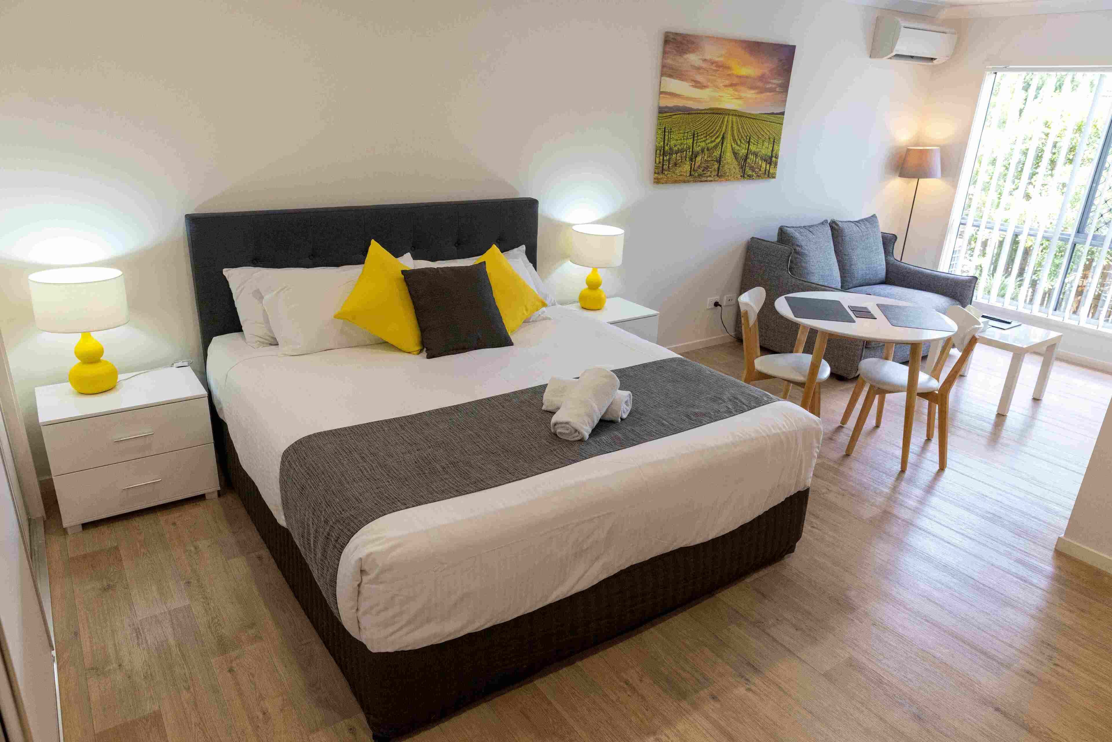 Tabla de planchar con plancha, wifi gratis y ropa de cama 