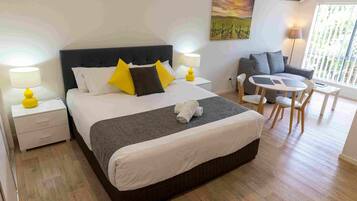 Executive Suite | Iron/ironing board, free WiFi, bed sheets