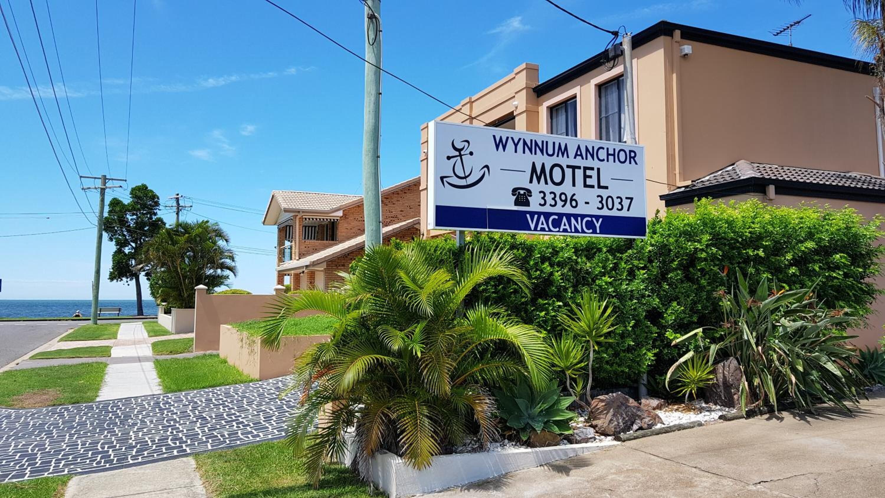 Segnaletica per il Wynnum Anchor Motel che indica una camera disponibile.
