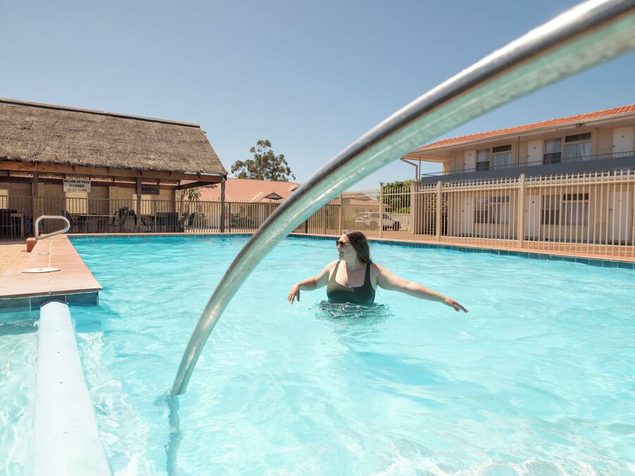 Piscine extérieure, chaises longues