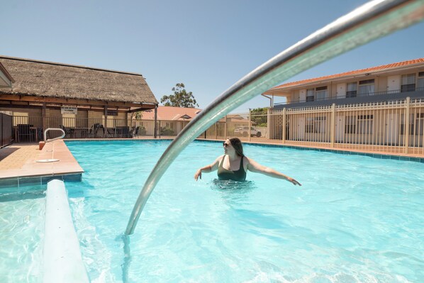 Outdoor pool, sun loungers - Bunbury Apartment Motel (South Bunbury)