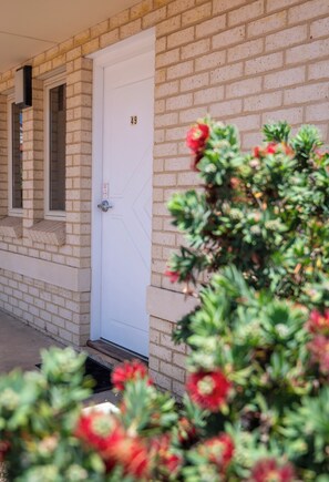 Studio, 1 Queen Bed, Non Smoking, Kitchenette | Desk, laptop workspace, iron/ironing board, free cribs/infant beds - Bunbury Apartment Motel (South Bunbury)