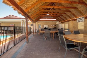 BBQ/picnic Area - Bunbury Apartment Motel (South Bunbury)