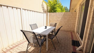 Standard-Apartment, 2 Schlafzimmer, Nichtraucher, Kochnische (SC Apartment) | Blick auf den Innenhof