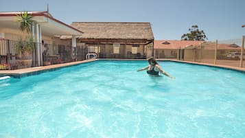 Piscine extérieure, chaises longues