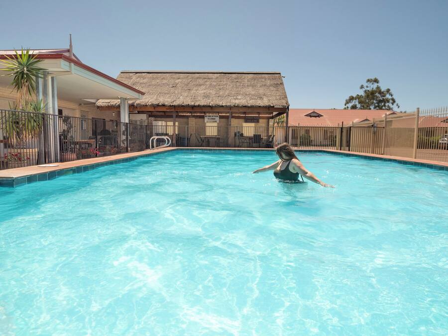 Piscine extérieure, chaises longues