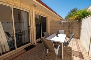 Apartamento estándar, 2 habitaciones, no fumadores, cocina básica (SC Apartment) | Vistas al patio