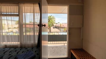 Habitación estándar, para no fumadores (Motel Double/Twin) | 1 habitación, escritorio y espacio para trabajar con laptop