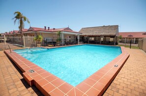 Piscine extérieure, chaises longues