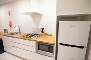 Apartamento, 1 habitación | Cocina privada | Frigorífico, microondas, placa de cocina y hervidor eléctrico