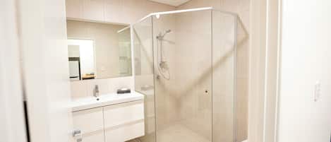 Apartament, 1 dormitori | Bany | Dutxa, tovalloles, sabó i paper higiènic