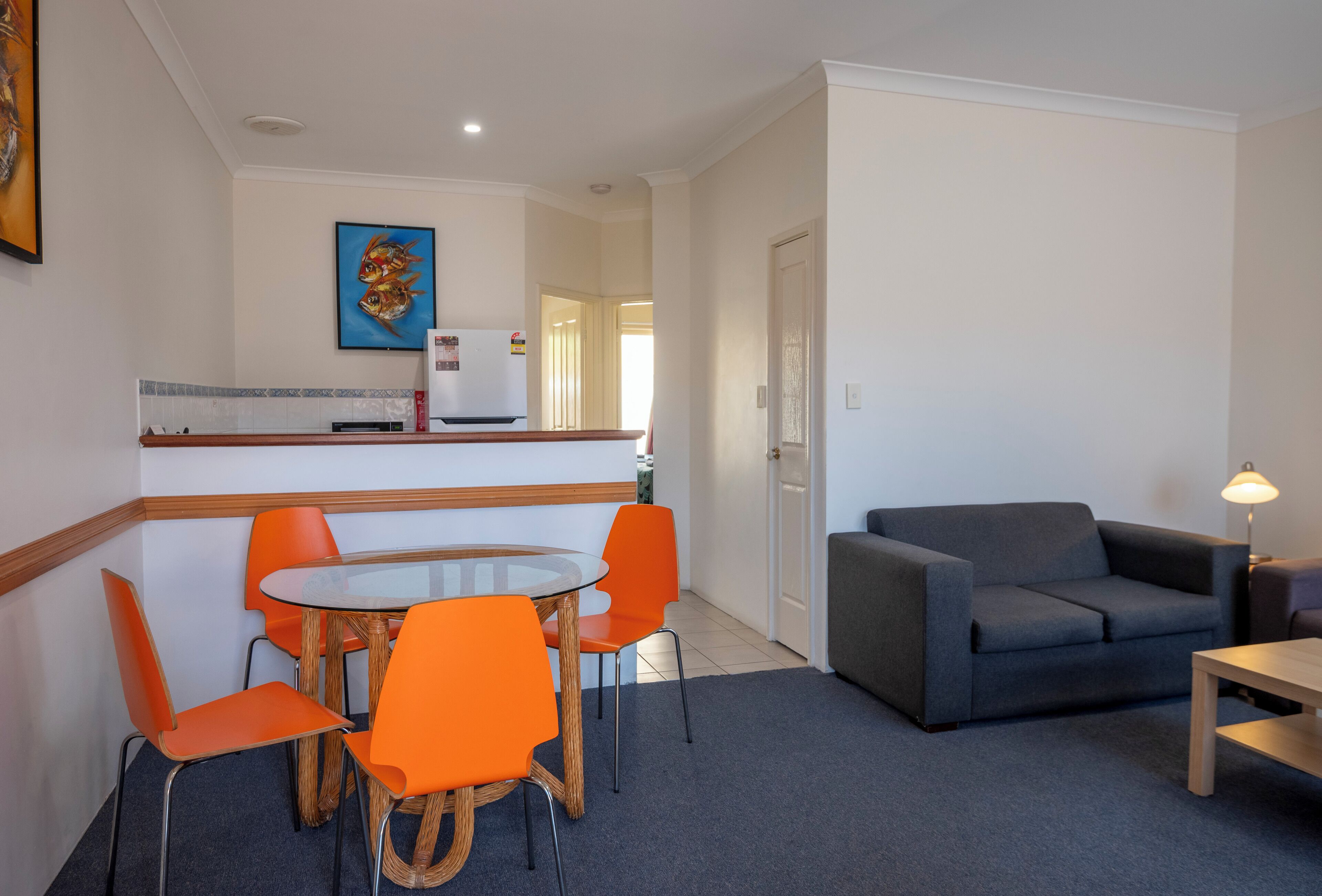 Standard-Apartment, 2 Schlafzimmer, Nichtraucher, Kochnische (SC Apartment) | Wohnzimmer | 32-Zoll-Flachbildfernseher mit Digitalempfang, Fernseher