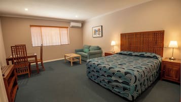 Studio, 1 queensize bed, niet-roken, kitchenette | Een bureau, een laptopwerkplek, een strijkplank/strijkijzer