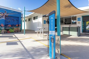 Una estación de reparación de bicicletas con un mural de un pulpo en la pared.